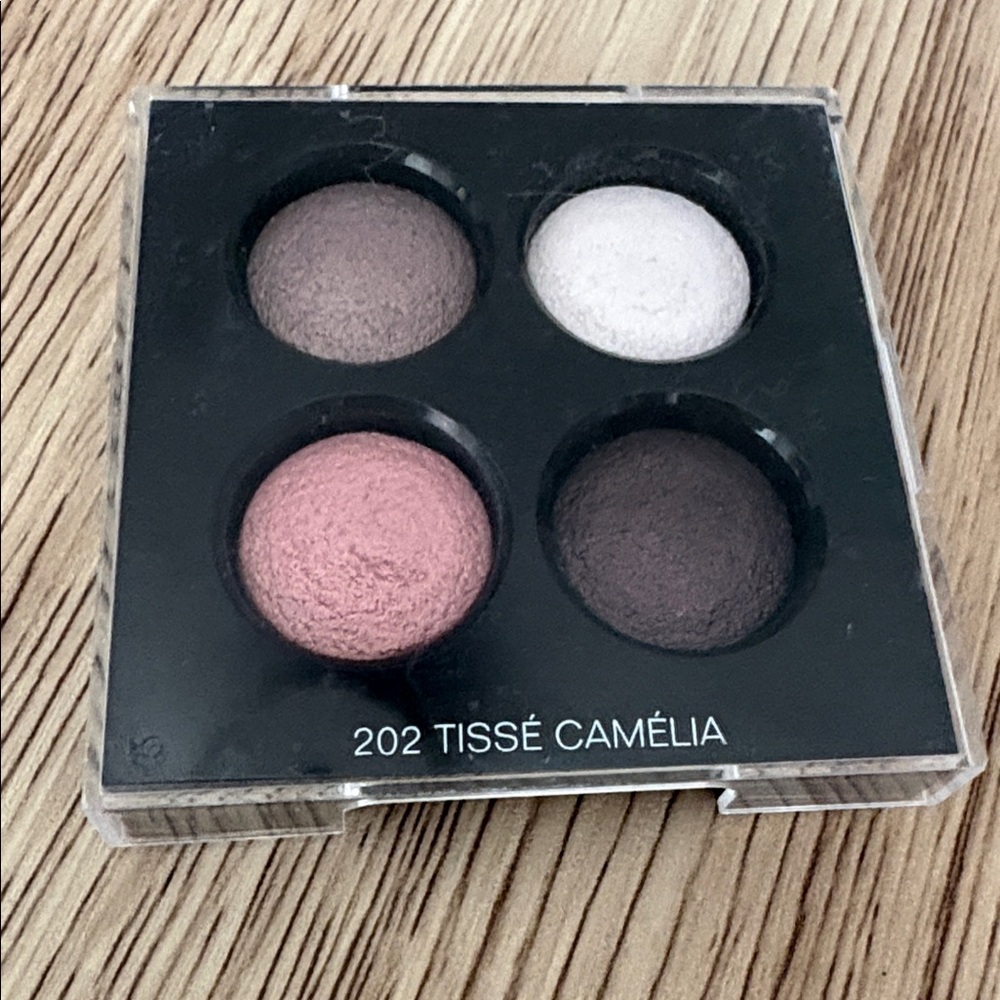 CHANEL 202 TISSÉ CAMÉLIA Eye Shadow